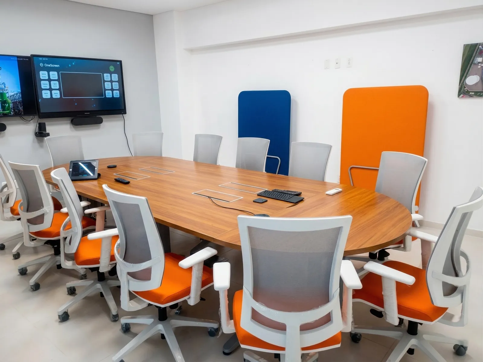 Sala de reuniones corporativa diseñada por Parámetro en Cali